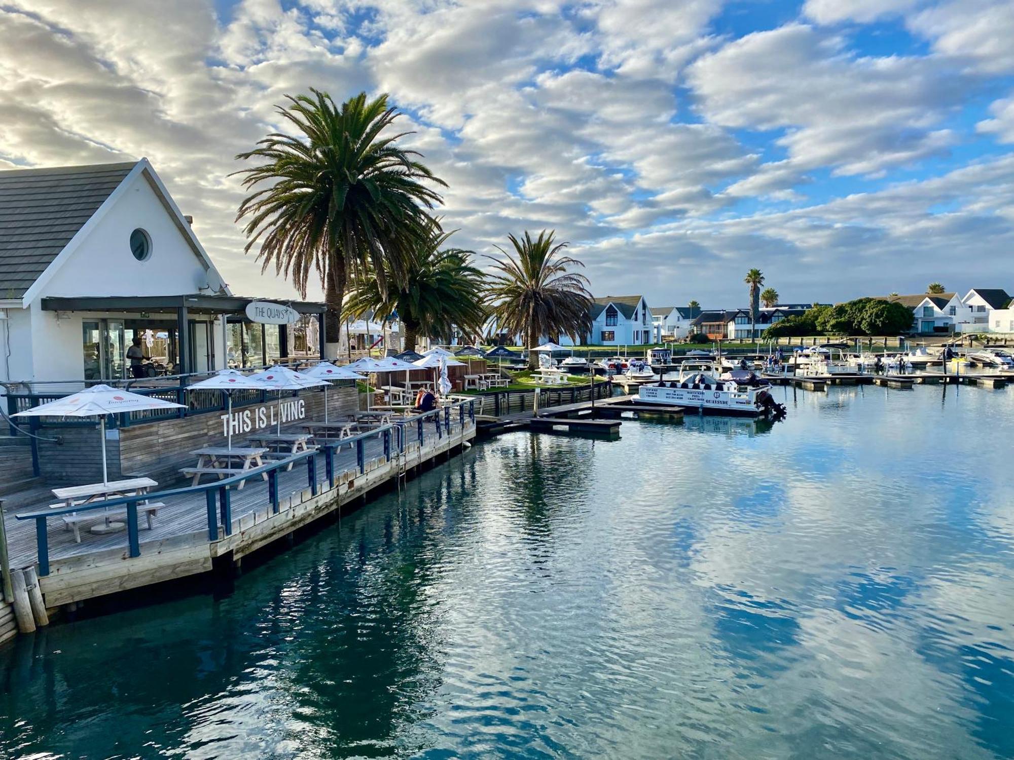 Canal Guest House - Waterfront Boutique Bed & Breakfast - Solar Power セント・フランシス・ベイ エクステリア 写真